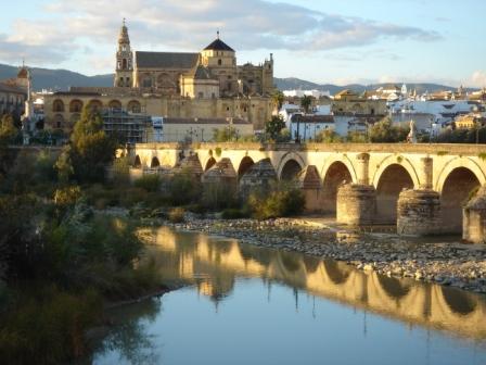 Cordoba met de Kathedraal-Mezquita aan de overkant van de Guadalquivir over de Romeins-Moorse brug.